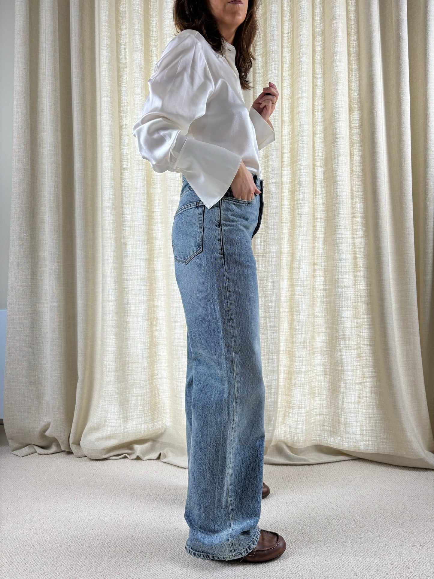 jean MAB pour femme en denim bleu , coupe taille haute, avec poches avant et arrière.