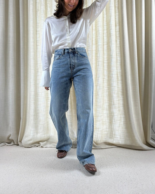 jean MAB pour femme en denim bleu , coupe taille haute, avec poches avant et arrière.