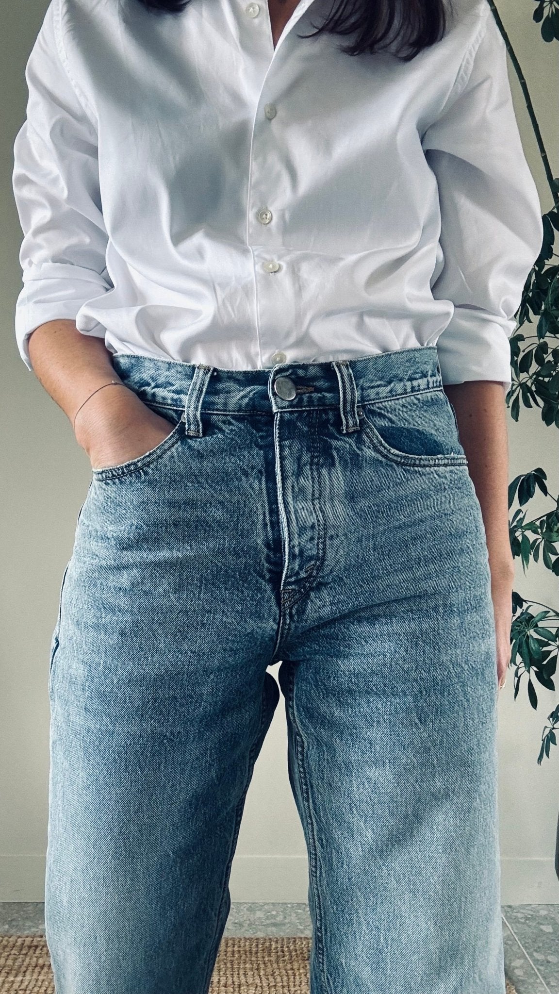 jean MAB pour femme en denim bleu , coupe taille haute, avec poches avant et arrière.