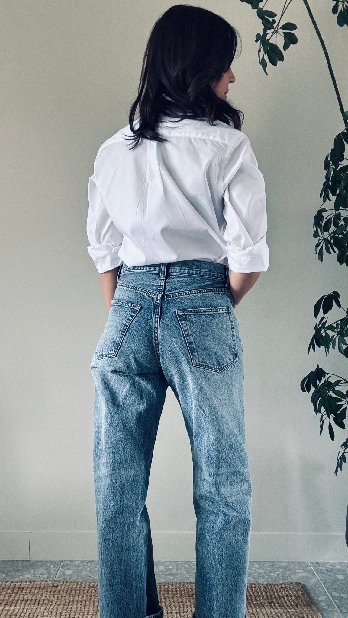 jean MAB pour femme en denim bleu , coupe taille haute, avec poches avant et arrière.