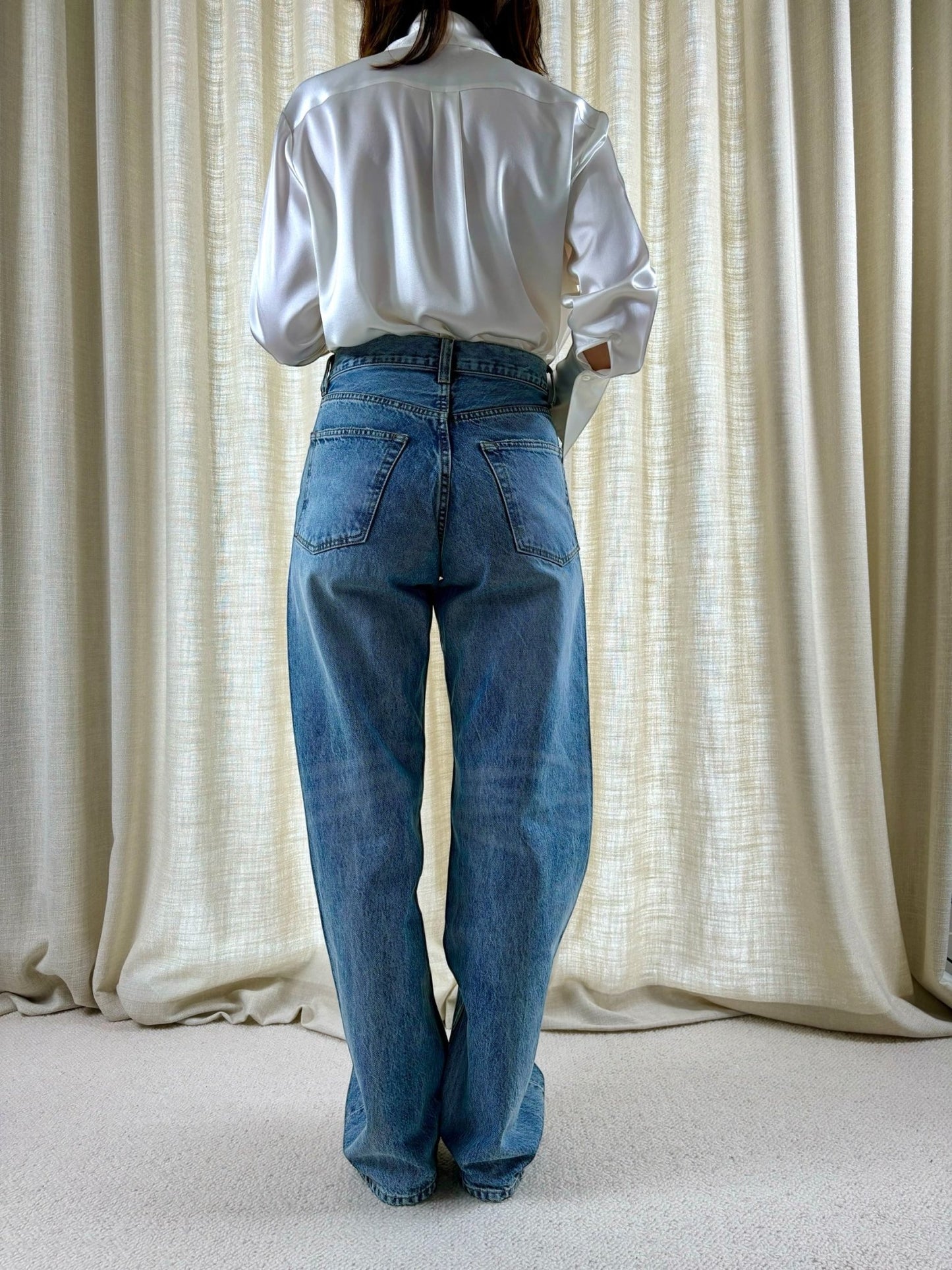 jean MAB pour femme en denim bleu , coupe taille haute, avec poches avant et arrière.