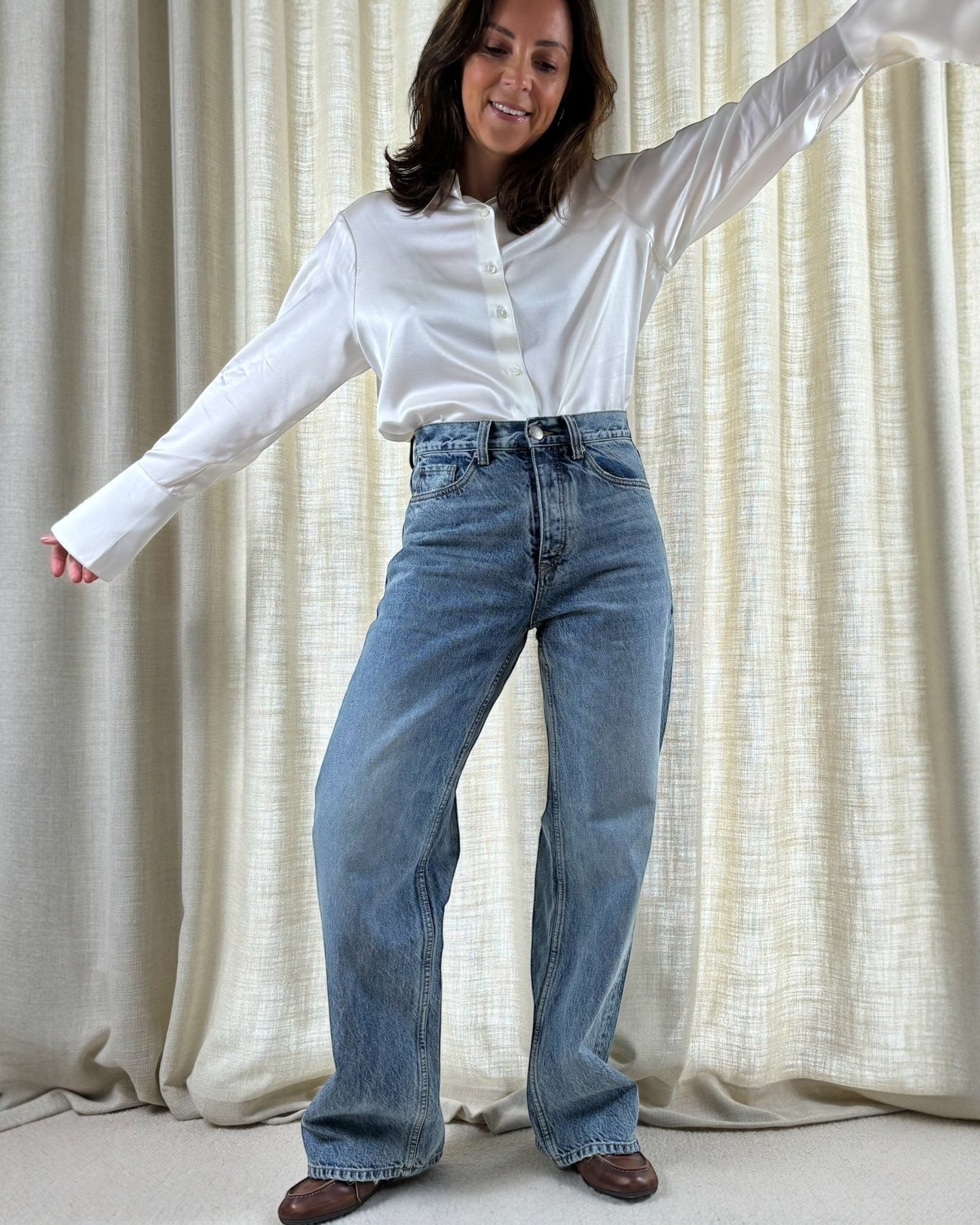 jean MAB pour femme en denim bleu , coupe taille haute, avec poches avant et arrière.